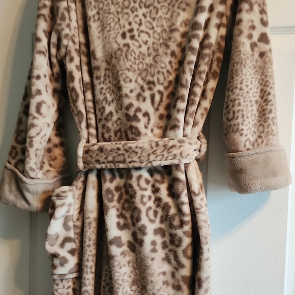 Natori Animal Print Plush Robe - Picture 3 of 8
